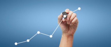 Erkek el çizimi grafiği iş gelirlerinin geleceğe doğru arttığını gösteriyor