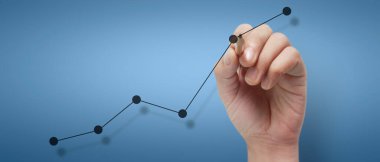 Erkek el çizimi grafiği iş gelirlerinin geleceğe doğru arttığını gösteriyor