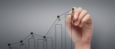 Erkek el çizimi grafiği iş gelirlerinin geleceğe doğru arttığını gösteriyor