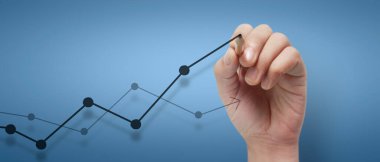 Erkek el çizimi grafiği iş gelirlerinin geleceğe doğru arttığını gösteriyor