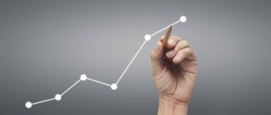 Erkek el çizimi grafiği iş gelirlerinin geleceğe doğru arttığını gösteriyor