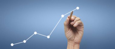 Erkek el çizimi grafiği iş gelirlerinin geleceğe doğru arttığını gösteriyor