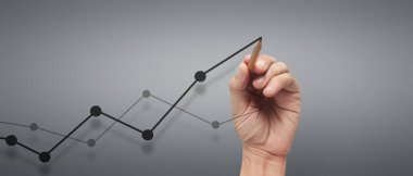 Erkek el çizimi grafiği iş gelirlerinin geleceğe doğru arttığını gösteriyor