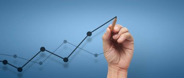 Erkek el çizimi grafiği iş gelirlerinin geleceğe doğru arttığını gösteriyor