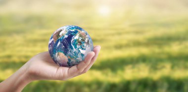 Dünya, insan elinde, gezegenimizi parıl parıl tutuyor. Dünya resmi Nasa tarafından sağlandı