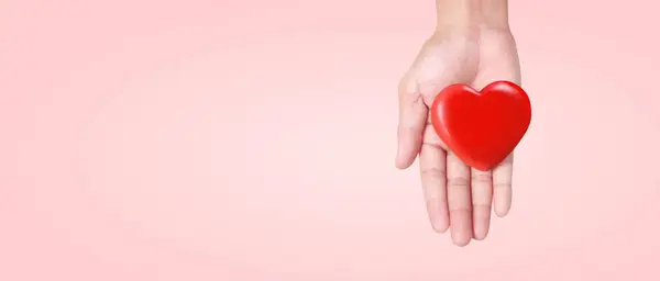 赤いハートを持っている手 心臓の健康寄付コンセプト — ストック写真
