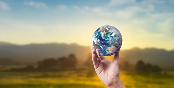 Globe Země Lidské Ruce Drží Naši Planetu Zářící Obrázek Země Royalty Free Stock Obrázky