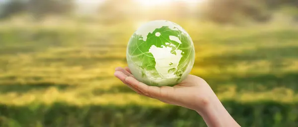 Глобус Земля Человеческих Руках Держащая Нашу Планету Сияющей Изображение Земли Лицензионные Стоковые Изображения