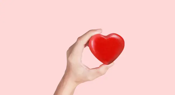 赤いハートを持っている手 心臓の健康寄付コンセプト ロイヤリティフリーのストック写真