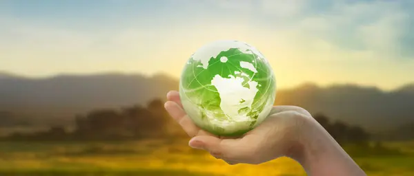 Глобус Земля Человеческих Руках Держащая Нашу Планету Сияющей Изображение Земли Лицензионные Стоковые Фото