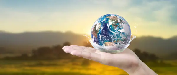 Globe Země Lidské Ruce Drží Naši Planetu Zářící Obrázek Země Stock Obrázky