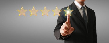 İnsan eliyle beş yıldız yükseldi, reytingler arttı.