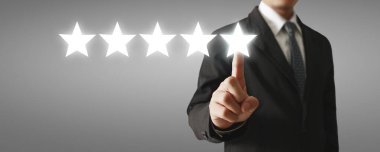 İnsan eliyle beş yıldız yükseldi, reytingler arttı.