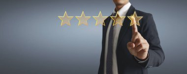 İnsan eliyle beş yıldız yükseldi, reytingler arttı.