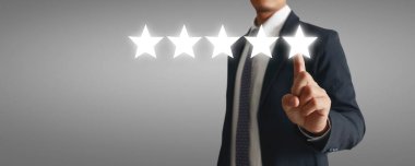 İnsan eliyle beş yıldız yükseldi, reytingler arttı.