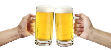 Elle izole edilmiş bir bardak bira. Kesme yolu