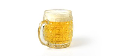 Bardak bira izole. Kırpma yolu