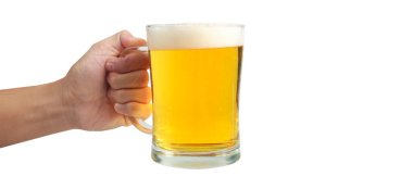 Elle izole edilmiş bir bardak bira. Kesme yolu