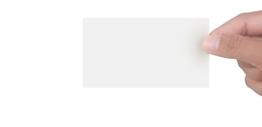El ele tutuşan boş kart minimalist grafik tasarım stüdyosu yakın çekim görüntü markalaştırma kavramı