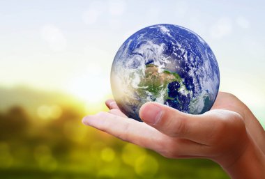 elinde parlayan bir dünya küre tutan