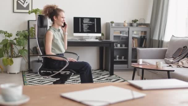 Ofiste Telefon Görüşmeleri Yaparken Sandalyede Dönen Kafkasyalı Kadın Programcı Yavaşlıyor — Stok video