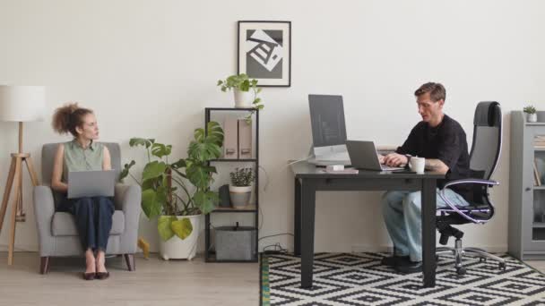 Stab Slowmo Young Caucasian Man Woman Working Laptops Modern Office — Vídeo de Stock