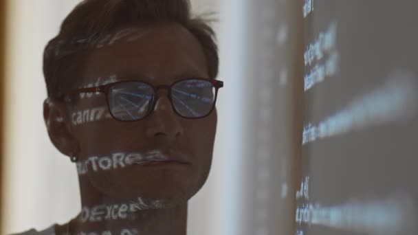Портрет Серйозного Чоловіка Програміста Окулярах Який Дивиться Прямо Вперед Програмним — стокове відео