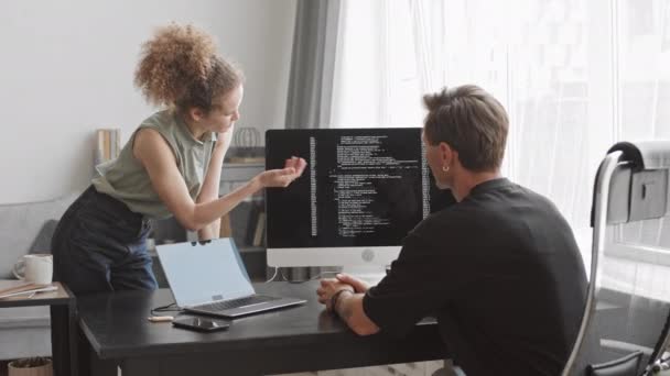 Medium Slowmo Two Caucasian Programmers Discussing Program Code Looking Computer — 图库视频影像