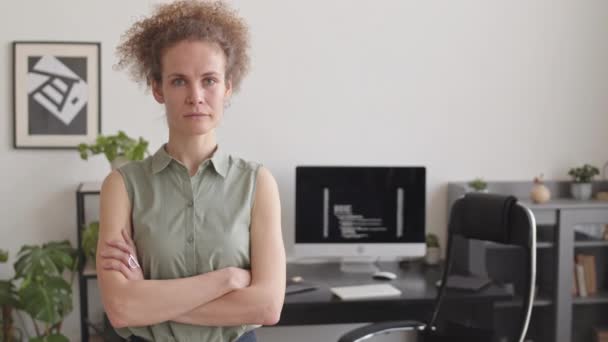 Średni Powolny Portret Młodej Białej Białej Kobiety Programistki Patrzącej Kamerę — Wideo stockowe