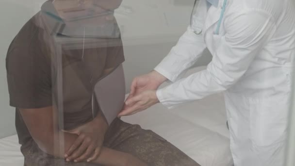 Inclinar Hacia Arriba Lentitud Del Médico Masculino Examinando Brazo Herido — Vídeos de Stock