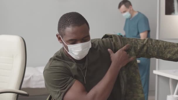 Medium Slowmo African American Soldier Face Mask Taking His Military — 비디오