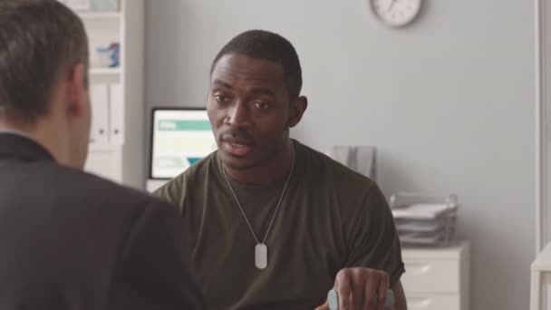 Cintura Arriba Lentitud Soldado Afroamericano Deprimido Con Bastón Que Habla — Vídeo de stock