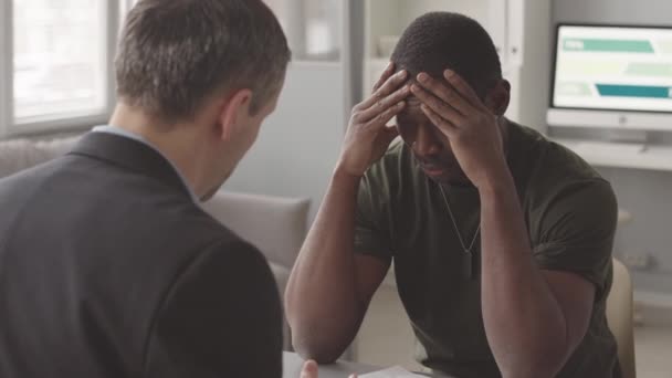 Waist Slowmo African American Soldier Ptsd Having Therapy Session Professional — Vídeo de stock