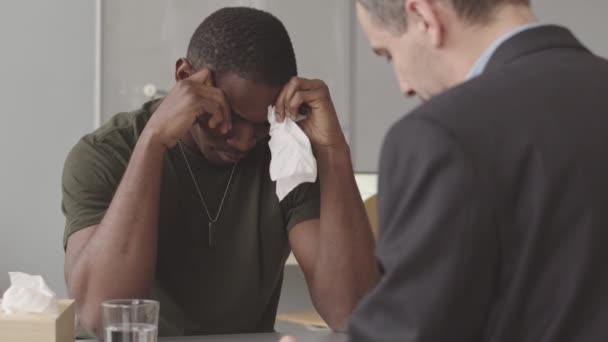 Cintura Hacia Arriba Lentitud Soldado Afligido Afroamericano Con Trastorno Estrés — Vídeo de stock