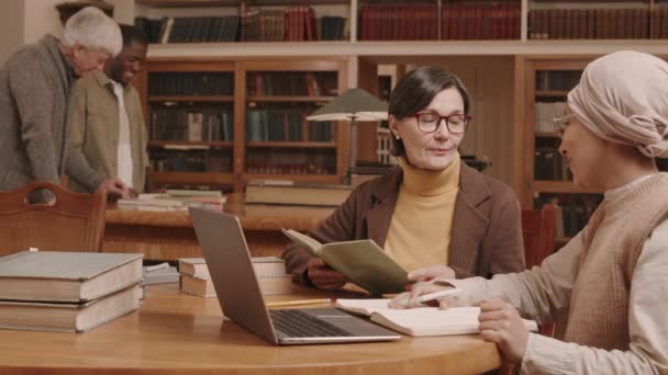 Mittlere Verlangsamung Einer Literaturprofessorin Mit Brille Und Einer Jungen Muslimischen — Stockvideo
