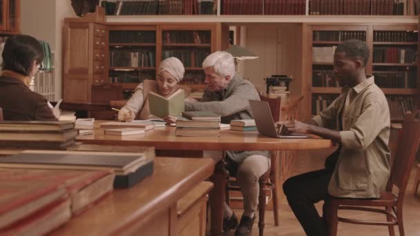 Группа Различных Людей Проводит Время Университетской Библиотеке Сидя Большим Деревянным — стоковое видео
