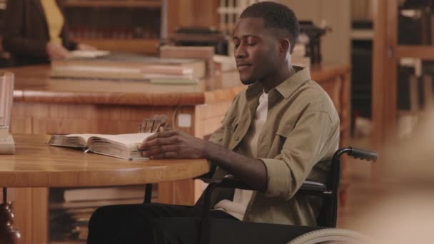 Pan Medium Slowmo Von Afroamerikanischen Männlichen Universitätsstudenten Mit Behinderung Die — Stockvideo