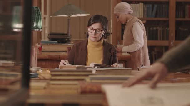 Waist Slowmo Focused Mature Caucasian Woman Eyeglasses Reading Book Sitting — Stockvideo