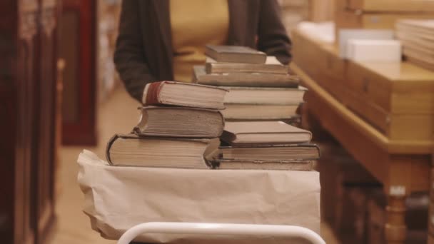 Kütüphanede Kart Kataloğuyla Çekmecelerde Yürürken Eski Nadir Kitapları Taşıyan Tanınmayan — Stok video