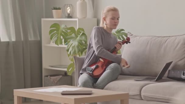 Medium Slowmo Young Female Musician Having Online Violin Lesson Laptop — Stock Video