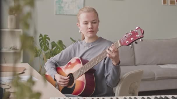 Lentitud Media Una Joven Talentosa Tocando Teclado Guitarra Mientras Practica — Vídeo de stock