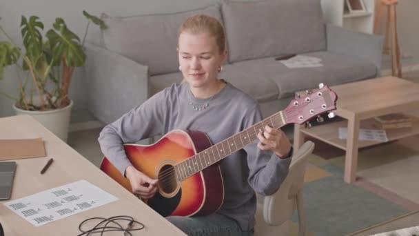 Slowmo Mediu Tânără Caucaziană Care Bucură Cânta Chitară Așezat Birou — Videoclip de stoc