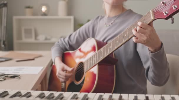 Lentitud Recortada Una Guitarrista Irreconocible Tocando Instrumento Musical Sentado Junto — Vídeo de stock