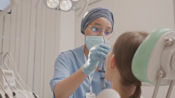 Ralentissement Moyen Dentiste Dans Masque Facial Utilisant Des Outils Dentaires — Video