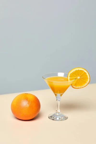Minimo Colpo Succo Arancia Fresco Bicchiere Cocktail Sfondo Pastello Stile — Foto Stock