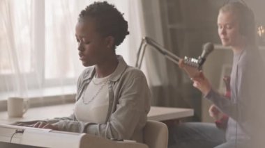 Çok ırklı kadın ikilisinin ev müziği stüdyosunda prova yaptığı orta yavaş bir şarkı. Kafkas vokalisti mikrofonla şarkı söylerken ve elektro gitar çalarken siyah kadın klavye çalıyor.