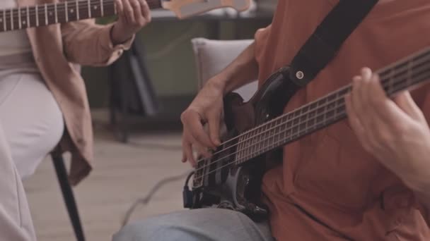 Vystřižené Zpomalení Nepoznatelného Muže Hrající Doma Basovou Kytaru Při Zkoušení — Stock video