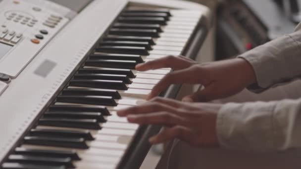 遅い閉鎖の認識できない手のアフリカ系アメリカ人女性ピアニスト演奏キーボード室内 — ストック動画