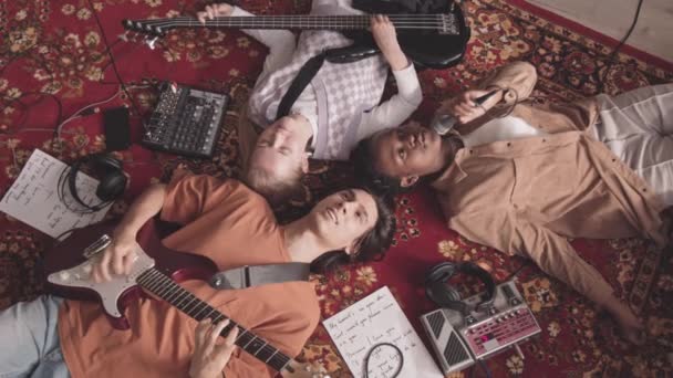 Slowmo Gen Multiethnic Rock Band Playing Music Singing Lying Retro — Stock Video