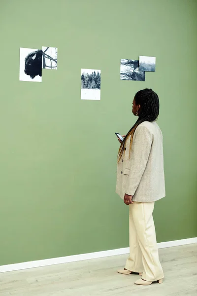 Fiatal Afro Amerikai Visel Elegáns Ruhát Áll Modern Művészeti Galériában — Stock Fotó